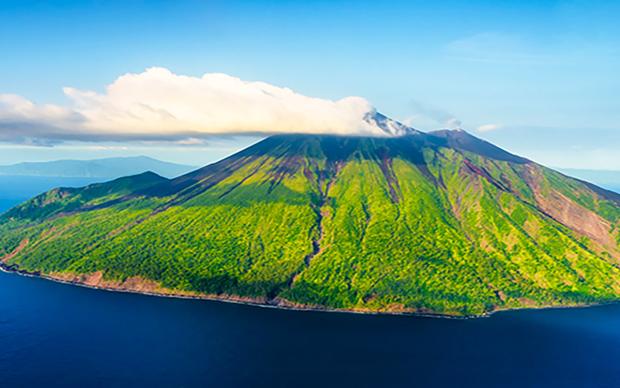 an aerial view of an island in the Pacific ocean