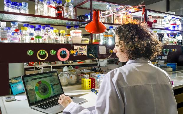 Woman in a lab using bioinformatics