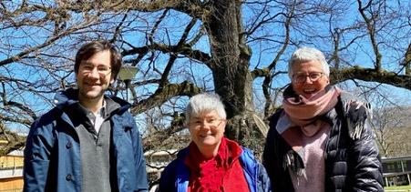 A picture of Monique Zahn with Christophe Dessimoz, Marie-Claude Blatter and Natasha Glover (behind the camera) who are developing the website lightofevolution.org, winner of the 2021 Optimus Agora prize of the SNSF.