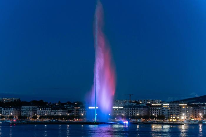 Geneva Water Jet painted in blue and pink